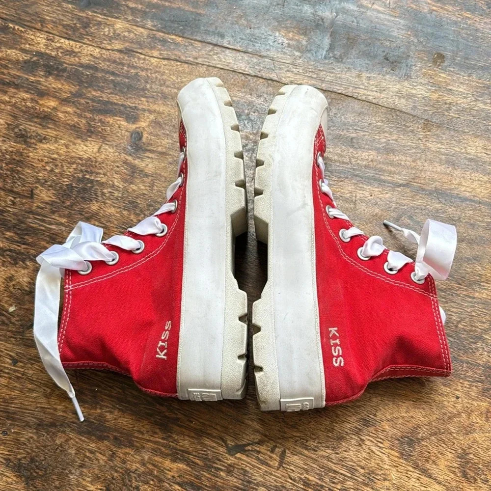 Valentine kiss Chuck Taylor All Star Lugged Platform
Red Customized w/ words ♥️